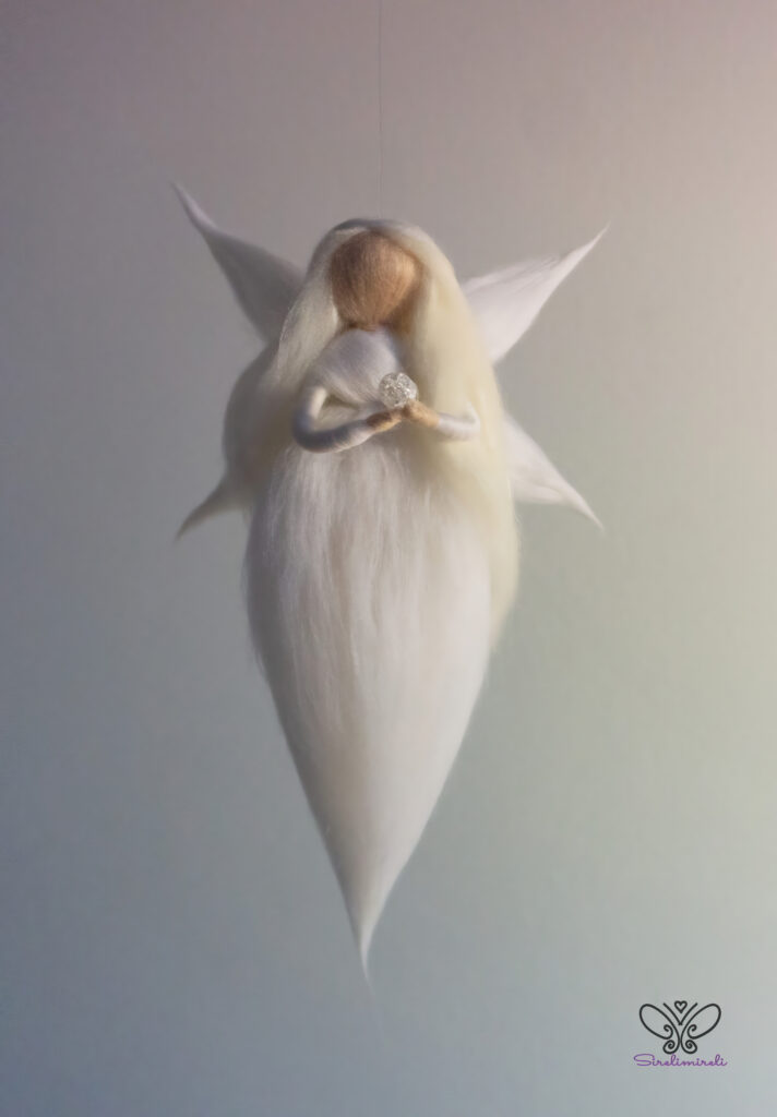 Kõik Sirelimireli haldjad on loodud hingestatult. Mida see tähendab? See tähendab seda, et haldjaid vilditakse vaid väga kvaliteetsest meriinolambavillast, mis 