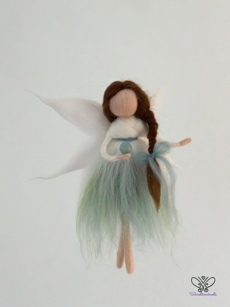 Sirelimireli haldjakesed on waldorfstiilis meriinolambavillast haldjakesed ning nagu ka teistel waldorfnukkudel, ei ole neil nägu (või väga aimatavalt), sest nä